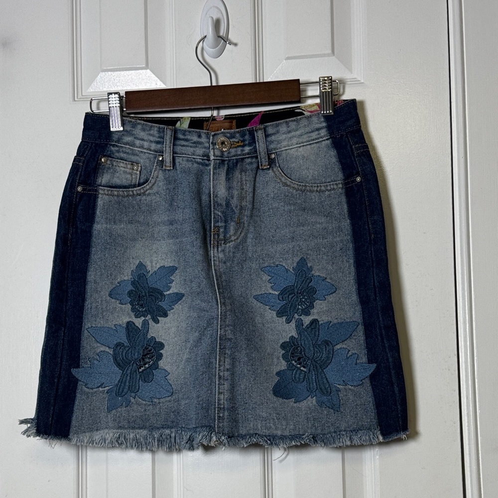 POL Embroidered Denim Mini Skirt Small Raw Hem Floral Boho NW0T - Picture 2 of 10